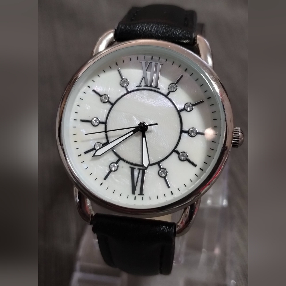 Lovely Watch with Mother of Pearl Dial ~ New Battery, Excellent Condition PRETTY